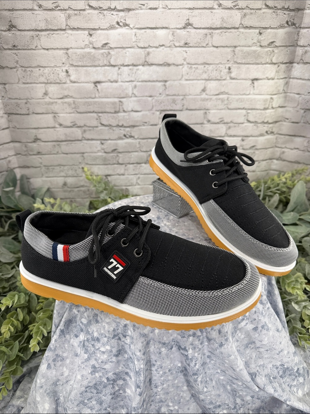 77 FOOTWEAR Black & White Knitted Canvas Athliesure Fashion Sneakers Mens 10M